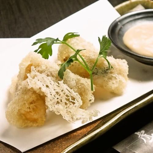 .
東京・田町【虎てつ田町店】で 
友禅和紙に彩られた和の個室空間を満喫✨ 
全席個室だから少人数も大人数も安心🎉 
海外のお客様も大歓迎🇯🇵✈️ 
当店自慢の〝しょうが香る黄金スープしゃぶ〟は 
和紙包みの鍋で楽しむ特製スープが絶品🍲 
新鮮旬魚の刺身や47都道府県の日本酒との 
ペアリングも格別です🍶 

営業時間 
昼11:30～15:00 
夜16:00～24:00（L.O.23:00／ドリンクL.O.23:30） 
定休日：土日祝は要予約‼ 
住所：港区芝浦3-6-8 TOKIビル5F 
アクセス： 
JR田町駅芝浦口 徒歩3分🚃 
都営浅草線三田駅 徒歩6分🚈 
ご予約・お問い合わせはお気軽に📞 

#虎てつ 
#田町グルメ 
#田町和食 
#田町居酒屋 
#三田ディナー 
#浜松町グルメ 
#品川居酒屋 
#芝浦ランチ 
#和紙しゃぶ 
#黄金スープ 
#生姜しゃぶしゃぶ 
#日本酒ペアリング 
#日本食 
#東京グルメ 
#AuthenticJapaneseFood 
#VisitTokyo 
#TokyoDining