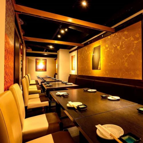 .
落ち着いた和の空間で、心ほぐれるひとときを。

全席個室の【虎てつ田町店】では 
友禅和紙に彩られた店内と 
書道家の掛け軸が織りなす 
上質な“和”の雰囲気が広がります✨

季節の鮮魚や、人気の 
「しょうが香る黄金スープしゃぶ」など 
素材にこだわった料理の数々を 
全国47都道府県の日本酒とともに🍶🐟 
贅沢な時間をお楽しみいただけます。

和紙で包んだ鍋と黄金スープが魅力の《和紙しゃぶ》は 
2種の鰹と昆布だしに、生姜と香辛料を加えた特製スープ。 
体も心もぽかぽかに温まる逸品です🍲💛

大切な人とのひとときや、 
海外からのお客様のおもてなしにも最適。 
都会の喧騒を忘れさせてくれる空間で 
癒しのディナータイムをどうぞ。

#虎てつ 
#田町グルメ 
#田町ディナー 
#田町居酒屋 
#三田グルメ 
#浜松町グルメ 
#芝浦グルメ 
#品川ディナー 
#東京和食 
#和紙しゃぶ 
#日本酒ペアリング 
#個室ディナー 
#和牛しゃぶしゃぶ 
#東京ディナー 
#東京居酒屋 
#ShabuShabu 
#wagyu 
#unagi 
#TraditionalJapaneseFood 
#ExploreTokyo