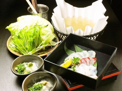 .
 
都会の喧騒から少し離れ、 
心落ち着く和の空間で食の贅沢を――✨ 
 
「虎てつ田町店」では、 
書道家の掛け軸や友禅和紙に囲まれた 
上質な個室空間で、 
四季折々の旬鮮魚や 
こだわりのしゃぶしゃぶをご堪能いただけます🍲 
 
特に人気の「しょうが香る黄金スープしゃぶ」は、 
旨みたっぷりの出汁と香り高い生姜が絶妙に調和。 
和紙で包まれた鍋が見た目にも美しく、 
心も身体も温まります☺️ 
 
全国47都道府県の銘酒も取り揃え、 
日本各地の酒と鮮魚の 
絶妙なペアリングをお楽しみいただけます🍶🐟 
 
全席個室なので、 
接待やデート、インバウンドゲストのご案内にも最適🌸 

#虎てつ 
#田町グルメ 
#田町ディナー 
#三田居酒屋 
#品川ディナー 
#浜松町グルメ 
#新橋居酒屋 
#芝浦グルメ 
#TokyoFoodie 
#TokyoDining 
#JapanTravelFood 
#AuthenticJapaneseFood 
#JapaneseCuisine 
#ExploreTokyo 
#TokyoNightlife 
#wagyu 
#sukiyaki 
#ShabuShabu 
#Eel