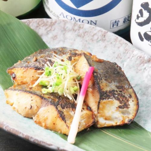 .

友禅和紙に包まれた空間で、 
和の趣を感じながら旬鮮魚としゃぶしゃぶを堪能できる 
「虎てつ田町店」🐟✨ 

全席個室で、 
少人数から団体利用まで幅広く対応🎉 
落ち着いた雰囲気は接待や会食にもぴったり。 

名物は「しょうが香る黄金スープしゃぶ」🍲 
和紙に包んだ鍋から広がる出汁の香りに食欲がそそられます。 

鰹と昆布の旨み、 
そこに生姜と香辛料を合わせた特製スープは 
体を芯から温め、夏の免疫力アップにも💪 

全国47都道府県の日本酒と、 
旬の鮮魚とのペアリングも絶妙🍶 

書道家の掛け軸や日本の伝統美を感じる店内は 
海外のお客様にも大好評🇯🇵✈️ 

📍JR田町駅 芝浦口より徒歩3分 
昼11:30〜／夜24:00まで営業中！

#虎てつ 
#田町グルメ 
#三田ディナー 
#和紙しゃぶ 
#個室居酒屋 
#日本酒飲み放題 
#東京グルメ 
#東京和食 
#ShabuShabu 
#wagyu 
#sukiyaki 
#TraditionalJapaneseFood 
#TokyoDining 
#TokyoEats 
#JapanTravelFood 
#ExploreTokyo 
#东京美食 
#日式料理 
#鳗鱼料理