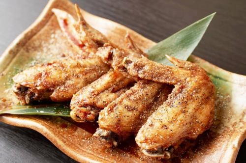 .
도쿄・타마치에 있는 【토라테츠】는,
전석 개인실에서 차분한 일본식 공간이 펼쳐지는 은신처 명점 🏮

우젠 일본 종이에 물들인 개인실은 특별한 시간을 연출,
접대나 기념일, 소중한 사람과의 식사에 딱 맞습니다 🍃

명물 「생강이 향기나는 황금 수프 샤브」는,
일본 종이에 싸인 냄비에 맛을 꽉 갇힌 일품.
2종의 가다랭이와 다시마의 국물에 생강과 향신료를 합친 스프가,
고기와 해산물의 맛을 돋보이게 🍲

게다가, 「생 즈와이 게 샤브와 극 코스」등,
사치스러운 한때를 연출하는 코스 요리도 준비되어 있습니다.

일본 전국의 토속주도 갖추고 있으며,
요리와의 페어링으로 행복의 한때를 즐기세요 🍶

#호랑이
#타마치
#타마치
#미타
#미나토구
#일식저녁
#개인실
#샤브샤브
#도쿄이자카야
#도쿄디너
#TokyoDining
#JapanTravelFood
#JapaneseCuisine
#AuthenticJapaneseFood
#Wagyu
#ShabuShabu
#Unagi
#VisitTokyo
#TokyoNightlife
#TraditionalJapaneseFood