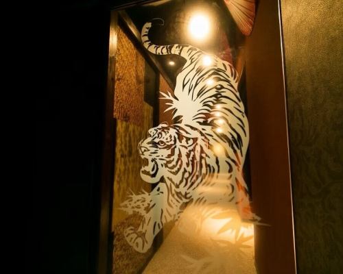 .
友禅和紙が織りなす 
落ち着いた和空間で、 
こだわりの和紙しゃぶを堪能🍲✨

全席個室の【虎てつ 田町店】では、 
書道家の掛け軸や和の装飾が施された 
特別な空間をご用意。 

自慢の「しょうが香る黄金スープしゃぶ」は、 
鰹と昆布の旨味に生姜が香る、 
体に優しい贅沢な一品。 

日本全国の地酒も取り揃えており、 
鮮魚のお刺身との相性も抜群です🐟🍶 

📍アクセス抜群！田町駅 徒歩3分 
📞ご予約はお気軽にどうぞ！

━━━━━━━━━━━━━━ 
営業時間 
昼：11:30～15:00 
夜：16:00～24:00（L.O. 23:00/23:30） 
定休日：土・日・祝（要予約） 
住所：東京都港区芝浦3-6-8 TOKIビル5F 
━━━━━━━━━━━━━━ 

#虎てつ 
#田町グルメ 
#田町ディナー 
#田町居酒屋 
#三田グルメ 
#東京和食 
#和紙しゃぶ 
#Wagyu 
#ShabuShabu 
#Eel 
#AuthenticJapaneseFood 
#VisitTokyo 
#ExploreTokyo 
#TokyoFoodie 
#日本酒好き 
#日式火锅 
#鳗鱼料理 
#东京餐饮