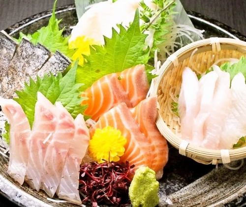 .

全席個室の贅沢空間で、 
和紙しゃぶと旬の味覚を堪能できる 
【虎てつ田町店 -KOTETSU-】✨ 

店内は、友禅和紙で彩られた 
落ち着いた和の雰囲気に包まれ、 
書道家による掛け軸や和装飾が 
心を和ませてくれます🇯🇵✈️ 

名物「しょうが香る黄金スープしゃぶ」は、 
2種の鰹と昆布だしに 
生姜と香辛料を合わせた 
特製スープが決め手🍲 

和紙に包まれた鍋から溢れる香りと 
旨味たっぷりの食材が、 
五感をくすぐる逸品です👏 

さらに、全国47都道府県の日本酒を取り揃え🍶 
旬の鮮魚と日本酒のペアリングも絶妙◎ 

全席個室なので、 
デートや会食、接待にも最適。 
都会の喧騒を忘れ、 
和のひとときをお楽しみください🌿

────────────── 
📍 東京都港区芝浦3-6-8 TOKIビル5F 
🚃 JR田町駅 芝浦口 徒歩3分 
🚈 都営浅草線 三田駅 徒歩6分 
🕒 昼：11:30～15:00 
　 夜：16:00～24:00 
（フードL.O.23:00／ドリンクL.O.23:30） 
📅 土曜・日曜・祝日は要予約‼ 
📞 ご予約・お問い合わせはお電話にてお気軽にどうぞ 

#虎てつ 
#田町グルメ 
#田町ディナー 
#三田居酒屋 
#浜松町グルメ 
#品川ディナー 
#新橋飲み 
#TokyoEats 
#AuthenticJapaneseFood 
#ShabuShabu 
#wagyu 
#sukiyaki 
#unagi 
#JapaneseCuisine 
#JapanTravelFood 
#ExploreTokyo 
#东京美食 
#日式料理 
#正宗日式美食 
#游览东京