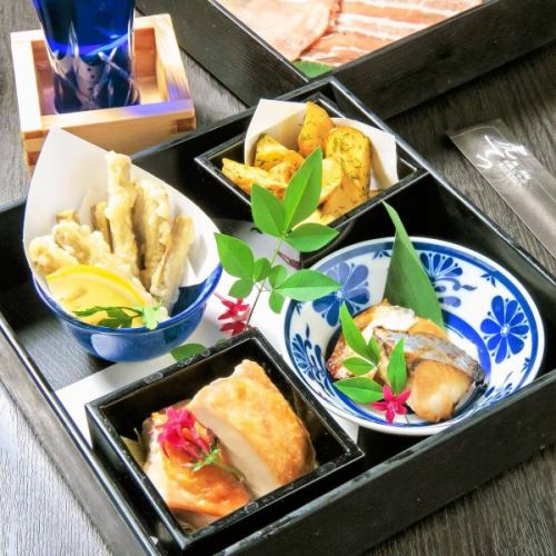 .
全席個室で楽しむ
こだわりの旬鮮魚と和紙しゃぶの専門店🐟🍲 
【虎てつ田町店 -KOTETSU-】 @kotetsu.tamachiten

伝統とモダンが融合した空間で 
黄金スープの「和紙しゃぶ」を堪能✨

書道家による掛け軸や、 
友禅和紙で彩られた店内は 
国内外からのお客様に好評です🇯🇵🌏

名物の「しょうが香る黄金スープ」は、 
鰹と昆布の出汁に香辛料を加えた 
深みのある特製スープ。

和牛・鮮魚・お野菜と一緒に 
体も心もぽかぽかに💛

日本全国の地酒と相性抜群🍶 
料理に合わせて、利き酒気分も楽しめます♪

.

【📍店舗情報】 
東京都港区芝浦3-6-8 TOKIビル5F 
JR田町駅 芝浦口 徒歩3分🚶‍♂️ 
都営三田駅 徒歩6分 

昼：11:30～15:00／夜：16:00～24:00（L.O.23:30） 
定休日：土日祝（予約制） 

#虎てつ 
#田町グルメ 
#三田ディナー 
#東京グルメ 
#和紙しゃぶ 
#日本酒好きな人と繋がりたい 
#港区ディナー 
#東京ディナー 
#完全個室 
#和食ディナー 
#TokyoFoodie 
#JapaneseCuisine 
#TokyoDining 
#VisitTokyo 
#Wagyu 
#ShabuShabu 
#Eel 
#TraditionalJapaneseFood 
#东京美食 
#日本旅行美食