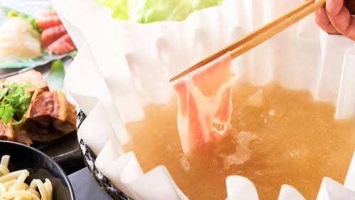 .
全席個室で落ち着いた和のひとときを✨ 
【虎てつ田町店 -KOTETSU-】では、 
伝統美あふれる“友禅和紙”と書道家の掛け軸が彩る 
和空間で、特別な時間をお過ごしいただけます🇯🇵 

看板メニューは《しょうが香る黄金スープしゃぶ》🍲 
鰹と昆布の旨みが詰まった出汁に 
生姜とスパイスが香る贅沢な逸品。 
肉も魚介も絶妙に引き立て、体の中から温まります🔥 

個室でゆったり楽しめる各種コースも大人気！ 
日本全国の厳選地酒と、新鮮な旬鮮魚の刺身もご用意🍶🐟 
海外のお客様にも好評の本格和食をご堪能ください！

────────────── 
📍東京都港区芝浦3-6-8 TOKIビル5F 
⏰ 昼：11:30～15:00／夜：16:00～24:00 
📞 ご予約・お問い合わせはお気軽に 

🚃JR田町駅 芝浦口 徒歩3分 
🚈都営浅草線 三田駅 徒歩6分 
※土日祝はご予約制となります

#虎てつ 
#田町グルメ 
#田町ディナー 
#田町居酒屋 
#三田グルメ 
#三田居酒屋 
#品川グルメ 
#浜松町ディナー 
#新橋居酒屋 
#芝浦グルメ 
#TokyoFoodie 
#TokyoEats 
#JapaneseCuisine 
#AuthenticJapaneseFood 
#VisitTokyo 
#ExploreTokyo 
#wagyu 
#ShabuShabu 
#unagi 
#日本旅行美食 
#日式火锅