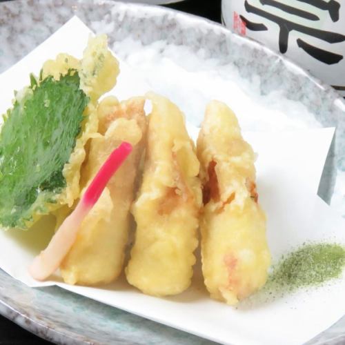 .
全席個室で旬鮮魚と和紙しゃぶが楽しめる【虎てつ田町店 -KOTETSU-】🐟🍲 

友禅和紙で彩られた落ち着きある和の空間は、 
大切なご接待や海外のお客様のおもてなしにも最適✨ 
書道家の掛け軸や和の装飾が、特別なひと時を演出します。 

名物「しょうが香る黄金スープしゃぶ」は、 
和紙に包まれた鍋から香り立つ特製スープと素材の旨味が融合し、 
一口ごとに心と身体を満たす逸品です。 

さらに、全国47都道府県の日本酒を取り揃え、 
旬鮮魚のお刺身や和紙しゃぶとの相性は抜群🍶 

田町駅徒歩3分、三田駅徒歩6分の好アクセス🚃 
少人数から団体利用まで、幅広く対応可能です🎉 

【営業時間】 
昼 11:30～15:00 
夜 16:00～24:00（L.O.有） 
※土日祝は要予約 

住所：東京都港区芝浦3-6-8 TOKIビル5F 
☎️ お気軽にお問い合わせください 

#虎てつ 
#田町グルメ 
#田町ディナー 
#田町居酒屋 
#三田グルメ 
#品川ディナー 
#新橋グルメ 
#TokyoFoodie 
#TokyoDining 
#wagyu 
#sukiyaki 
#ShabuShabu 
#unagi 
#Eel 
#JapaneseCuisine 
#VisitTokyo 
#ExploreTokyo 
#TokyoNightlife 
#东京美食 
#日式料理