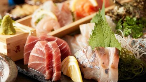 .
全席個室で味わう和の贅沢。 
虎てつ田町店では、友禅和紙で彩られた落ち着いた空間の中、 
名物《しょうが香る黄金スープしゃぶ》をご堪能いただけます🍲✨。 

厳選された旬鮮魚や和牛、 
さらに全国47都道府県から集めた日本酒とのペアリングも格別。 
冬は身体を温め、夏は免疫力を高める黄金スープは、 
一年を通じて人気の逸品です。 

海外からのお客様にも人気で、 
寿喜焼風しゃぶしゃぶや鰻料理もご用意しております。 
大切なご接待からご友人との集まりまで、 
全席個室ならではの安心感でお迎えします。 

日本文化を感じながら、 
美食とお酒を心ゆくまでお楽しみください🇯🇵🍶。 

―――――――――――― 
📍 店舗情報 
【虎てつ田町店（-KOTETSU-）】 
東京都港区芝浦3-6-8 TOKIビル5F 

🚃 JR田町駅 芝浦口 徒歩3分 
🚈 都営浅草線 三田駅 徒歩6分 

⏰ 営業時間 
昼：11:30～15:00 
夜：16:00～24:00（フードL.O.23:00 ドリンクL.O.23:30） 

定休日：土曜・日曜・祝日は要予約‼ 
☎️ お問い合わせ: お気軽にお電話ください 

#虎てつ 
#田町グルメ 
#田町ディナー 
#田町居酒屋 
#三田グルメ 
#品川グルメ 
#新橋グルメ 
#TokyoFoodie 
#TokyoEats 
#TokyoDining 
#JapanTravelFood 
#AuthenticJapaneseFood 
#JapaneseCuisine 
#VisitTokyo 
#ExploreTokyo 
#TokyoNightlife 
#wagyu 
#sukiyaki 
#ShabuShabu 
#unagi 
#Eel 
#TraditionalJapaneseFood 
#东京美食家 
#东京餐饮 
#日式料理 
#东京夜生活