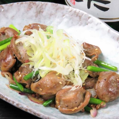 . 
全席個室で旬鮮魚と和紙しゃぶが楽しめるお店 
【虎てつ田町店 -KOTETSU-】 @kotetsu.tamachiten 

友禅和紙で彩られた和空間で、落ち着いた雰囲気を満喫✨ 
書道家の掛け軸や装飾が並び、海外ゲストからも大好評です🇯🇵✈️ 
全席個室なので、少人数から大人数まで幅広くご利用いただけます🎉 

名物「しょうが香る黄金スープしゃぶ（和紙しゃぶ）」は必食🍲 
和紙に包まれた鍋でいただく特製スープは、2種の鰹と昆布だしに 
生姜と香辛料を合わせ、肉や魚介の旨味を存分に引き立てます。 

さらに全国47都道府県から厳選した日本酒をご用意🍶 
旬の鮮魚やこだわり料理とのペアリングも格別です🐟 

昼はお得なランチ、夜はゆったりとした時間を。 
田町駅徒歩3分、アクセスも便利🚃 

-——————————————— 
《店舗情報》 
📍東京都港区芝浦3-6-8 TOKIビル5F 
🚃JR田町駅 芝浦口 徒歩3分 
🚈都営浅草線 三田駅 徒歩6分 
⏰昼：11:30～15:00 
⏰夜：16:00～24:00（フードL.O.23:00 ドリンクL.O.23:30） 
※土曜・日曜・祝日は要予約 
📞お問い合わせはお気軽にどうぞ 

#虎てつ 
#田町グルメ 
#田町ディナー 
#田町居酒屋 
#三田グルメ 
#品川グルメ 
#新橋グルメ 
#TokyoFoodie 
#TokyoEats 
#TokyoDining 
#JapanTravelFood 
#AuthenticJapaneseFood 
#JapaneseCuisine 
#VisitTokyo 
#ExploreTokyo 
#TokyoNightlife 
#wagyu 
#ShabuShabu 
#unagi 
#TraditionalJapaneseFood