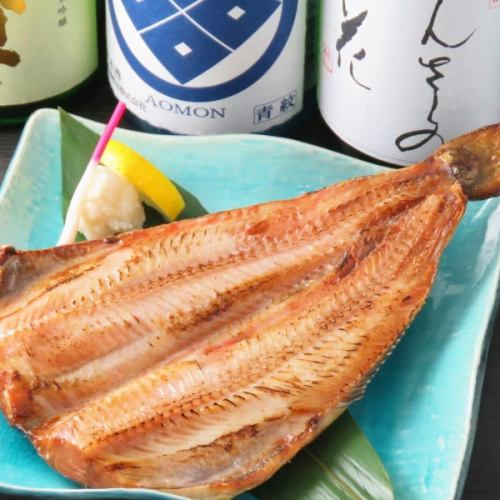 .
全席個室で旬鮮魚と和紙しゃぶを楽しめる 
【虎てつ田町店 -KOTETSU-】🐟✨ 

友禅和紙が彩る落ち着いた空間、書道家の掛け軸や装飾が並ぶ和の雰囲気は 
海外のお客様からも大好評です🇯🇵✈️ 

名物は《しょうが香る黄金スープしゃぶ》。 
鰹と昆布の旨味に生姜を加えた特製スープで、肉や魚介をさらに美味しく🍲 
コース料理も多数ご用意。大切な方とのお食事にぴったりです。 

全国47都道府県から集めた日本酒も自慢。 
旬鮮魚とのペアリングで、贅沢なひとときをお過ごしください🍶 

📍店舗情報 
住所：東京都港区芝浦3-6-8 TOKIビル5F 
アクセス：JR田町駅 芝浦口 徒歩3分 / 都営浅草線 三田駅 徒歩6分 
営業時間： 
昼 11:30～15:00 
夜 16:00～24:00（フードL.O.23:00 ドリンクL.O.23:30） 
定休日：土曜・日曜・祝日（要予約） 
お問い合わせ：お気軽にお電話ください📞 

#虎てつ 
#田町グルメ 
#田町ディナー 
#田町居酒屋 
#三田グルメ 
#三田ディナー 
#浜松町グルメ 
#品川ディナー 
#芝浦グルメ 
#TokyoFoodie 
#TokyoEats 
#TokyoDining 
#JapanTravelFood 
#AuthenticJapaneseFood 
#JapaneseCuisine 
#VisitTokyo 
#TokyoNightlife 
#wagyu 
#ShabuShabu 
#Eel 
#东京美食 
#日本旅行美食 
#日式料理