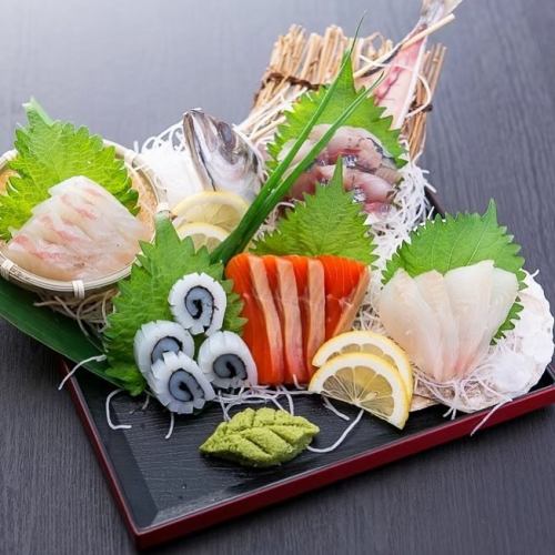 .
In a high-quality space that combines tradition and modernity,
A moment to discover the flavors of the season.
[KOTETSU Tamachi Store -KOTETSU-] @kotetsu.tamachiten

All seats are in private rooms,
A peaceful Japanese world lined with Yuzen washi paper and calligraphy scrolls.
In a calm atmosphere,
You can spend some relaxing time with your loved ones.

Our recommendation is "Ginger-scented Golden Soup Shabu"🍲
The golden soup, made with rich bonito and kelp stock and a touch of ginger, is exquisite!
It brings out the flavor of meat and seafood,
Once you try it, you'll never forget the taste.

Along with carefully selected sake from all over Japan,
Enjoy seasonal cuisine 🍶🐟

📍Store Information
Lunch: 11:30~15:00
Dinner: 16:00~24:00 (Food Last Order 23:00, Drink Last Order 23:30)
Closed: Reservations required on Saturdays, Sundays, and public holidays!
Address: TOKI Building 5F, 3-6-8 Shibaura, Minato-ku, Tokyo
🚃3-minute walk from Shibaura Exit of JR Tamachi Station
🚈6 minutes walk from Mita Station on the Toei Asakusa Line
📞Please feel free to call us to make a reservation

#TigerTetsu
#Tamachi Gourmet
#TamachiDinner
#Mita Izakaya
#HamamatsuchoDinner
#Shinagawa Izakaya
#TokyoFoodie
#TokyoDining
#JapanTravelFood
#JapaneseCuisine
#AuthenticJapaneseFood
#VisitTokyo
#ExploreTokyo
#TokyoNightlife
#wagyu
#sukiyaki
#ShabuShabu
#unagi
#Tokyo gourmet
#Japanese hotpot
#Fishfish cuisine