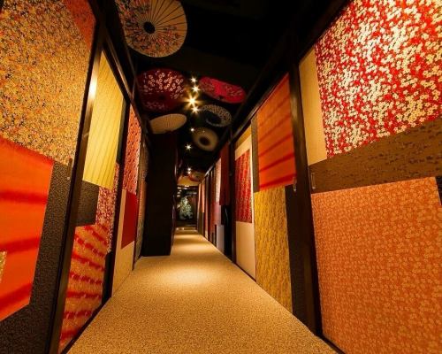 .
夜晚，隱匿於城市之中的隱居之所。
[KOTETSU 田町店 -KOTETSU-] @kotetsu.tamachiten

友禪和紙燈柔和地照亮了商店內部。
寧靜與日式美感融為一體的放鬆空間🌸

特色菜“薑香金湯涮鍋”
用兩種鰹魚、海帶湯和生薑熬煮的特製湯。
味道溫暖身心，
受到了國內外眾多客戶的一致好評。

我們還提供來自日本全部 47 個縣的多種清酒。
我們提供新鮮的時令魚類和菜餚，為您帶來高品質的體驗。

📍商店資訊
午餐：11:30～15:00
晚餐：16:00～24:00（食物最後點餐時間 23:00、飲品最後點餐時間 23:30）
休息日：週六、週日和國定假日需要預約！
地址：東京都港區芝浦3-6-8 TOKI大樓5樓
🚃JR田町站芝浦口步行3分鐘
🚈從都營淺草線三田站步行6分鐘
📞歡迎隨時預約

#TigerTetsu
#田町晚餐
#田町美食
#MitaDinner
#濱松町美食
#品川美食
#TokyoEats
#TokyoDining
#JapanTravelFood
#VisitTokyo
#ExploreTokyo
#JapaneseCuisine
#wagyu
#sukiyaki
#ShabuShabu
#unagi
#Eel
#TraditionalJapaneseFood
#東京美食
#東京夜生活