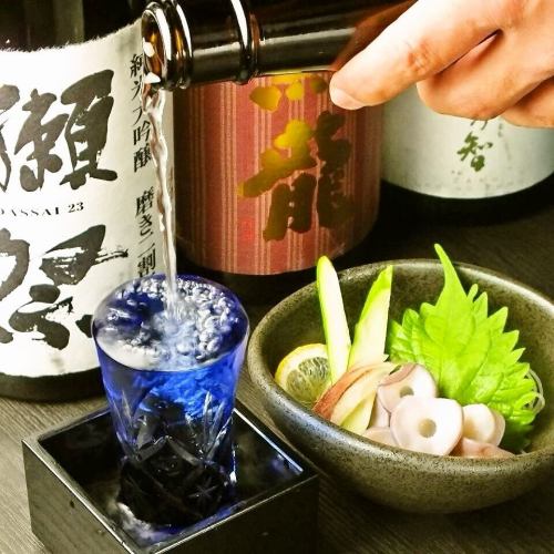 .
友禅和紙に包まれた、和の趣深い空間で過ごす贅沢な時間。 
【虎てつ田町店（-KOTETSU-）】 @kotetsu.tamachiten 

店内には書道家の掛け軸や装飾が並び、 
静かでゆったりとした時間が流れます✨ 
全席個室で、周囲を気にせずお食事が楽しめるのも魅力です。 

名物「しょうが香る黄金スープしゃぶ」は、 
和紙で包まれた鍋でじっくり仕上げる特別なしゃぶしゃぶ🍲 
鰹と昆布の深い旨味に、生姜と香辛料が調和し、 
冬は身体ぽかぽか、夏は免疫力アップにも嬉しい味わいです💪 

全国の漁港から届く鮮魚をお刺身や海鮮しゃぶで堪能🐟 
全国47都道府県の日本酒とともにお愉しみください🍶 

─────────────── 
《店舗情報》 
📍東京都港区芝浦3-6-8 TOKIビル5F 
🕐昼 11:30〜15:00 / 夜 16:00〜24:00 
🚃JR田町駅 芝浦口 徒歩3分 
🚈三田駅 徒歩6分 
※土日祝は要予約 

#虎てつ田町店 
#田町ディナー 
#和紙しゃぶ 
#東京居酒屋 
#日本酒飲み放題 
#港区グルメ 
#shabushabu 
#wagyu 
#eel 
#japanesedining 
#tokyofood 
#tokyorestaurant 
#sakepairing 
#japanesefoodlover