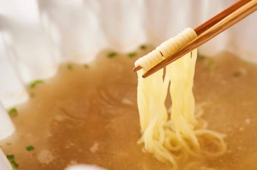 .
全席個室で旬鮮魚と和紙しゃぶを楽しめる 
【虎てつ田町店（-KOTETSU-）】 @kotetsu.tamachiten 

友禅和紙が灯りに柔らかく反射する、落ち着いた和の空間。 
書道家の掛け軸や装飾が彩る店内は、海外のお客様にも大変好評です🇯🇵✈️ 
全席個室で、少人数から大人数まで幅広くご利用いただけます。 

名物「しょうが香る黄金スープしゃぶ」は、 
2種の鰹と昆布の濃厚だしに、生姜と香辛料を加えた特製スープ🍲 
和紙鍋から立ちのぼる湯気と香りが食欲を引き立て、 
肉や海鮮の旨味をやさしく包み込みます。 

さらに、全国47都道府県から厳選した日本酒をご用意🍶 
旬の鮮魚とのペアリングで、より豊かな味わいに。 
おすすめ「Wagyu Beef Sukiyaki Style Shabu Shabu」「Eel」もぜひ。 

─────────────── 
《店舗情報》 
📍東京都港区芝浦3-6-8 TOKIビル5F 
🚃JR田町駅 芝浦口 徒歩3分 
🚈都営浅草線 三田駅 徒歩6分 
🕐昼 11:30〜15:00 / 夜 16:00〜24:00 
※土日祝は要予約 
📞お問い合わせお気軽にどうぞ 

#虎てつ田町店 
#和紙しゃぶ 
#黄金スープしゃぶ 
#全席個室 
#田町グルメ 
#東京和食 
#日本酒好き 
#tokyofood 
#shabushabu 
#wagyu 
#eel 
#japanesecuisine 
#tokyodining 
#tokyoizakaya 
#tokyofoodie