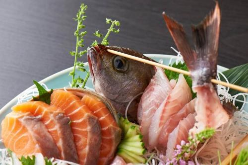 .
全席個室の静かな空間で、 
和紙と旬の味覚が織りなす特別な時間を🌸 
【虎てつ田町店（-KOTETSU-）】 @kotetsu.tamachiten 

友禅和紙に包まれた店内は、 
落ち着きと華やかさを兼ね備えた和の癒し空間✨ 
書道家の掛け軸が彩る上質な雰囲気は、海外ゲストにも人気です。 

名物「しょうが香る黄金スープしゃぶ」は、 
2種の鰹と昆布のだしに生姜の香りが立ち上る逸品🍲 
和紙鍋ならではの風味が素材の旨味を引き出します。 

全国47都道府県の日本酒を取り揃え、 
旬の鮮魚との相性も抜群🐟🍶 
外国人のお客様にも好評の「Wagyu Beef Sukiyaki Style Shabu Shabu」や「Eel」もおすすめ。 

─────────────── 
《店舗情報》 
📍東京都港区芝浦3-6-8 TOKIビル5F 
🚃JR田町駅 芝浦口 徒歩3分 
🚈都営浅草線 三田駅 徒歩6分 

🕐昼：11:30～15:00 
🕐夜：16:00～24:00 
（フードL.O.23:00／ドリンクL.O.23:30） 

※土曜・日曜・祝日は要予約 
📞お問い合わせはお気軽にどうぞ 

#虎てつ田町店 
#田町ディナー 
#港区グルメ 
#和紙しゃぶ 
#黄金スープしゃぶ 
#日本酒飲み放題 
#tokyofood 
#tokyoizakaya 
#tokyodining 
#tokyofoodie 
#shabushabu 
#wagyu 
#eel 
#tokyorestaurant 
#japanesecuisine 
#sakepairing 
#japanesedining 
#japanesefoodlover 
#tokyorestaurantguide 
#tokyofoodspot