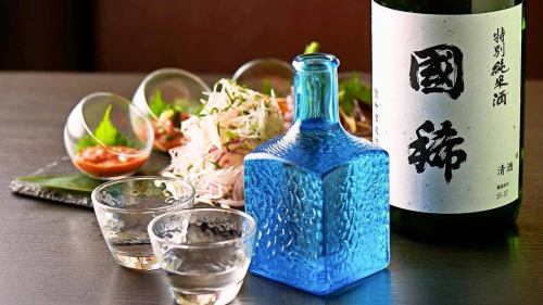 .
友禅和紙が灯る上質な和の空間で、 
心ほどけるお食事をお楽しみください🌿 
【虎てつ田町店 -KOTETSU-】 @kotetsu.tamachiten 

書道家による掛け軸や装飾が並ぶ店内は、国内外のゲストから高い評価🇯🇵✈️ 
全席個室でのご案内のため、会話を大切にできるひとときをお過ごしいただけます。 

名物「しょうが香る黄金スープしゃぶ」は、 
鰹と昆布の深い旨味に、生姜がふわっと香る特製スープ🍲 
和紙鍋で仕上げることで食材の旨味をしっかり閉じ込めます。 

全国47都道府県から選び抜いた日本酒は、 
旬鮮魚との相性も抜群🐟🍶 
“Wagyu Beef Sukiyaki Style Shabu Shabu” など、 
海外のお客様にも愛されるメニューをご用意しております。 

─────────────── 
《店舗情報》 
📍東京都港区芝浦3-6-8 TOKIビル5F 
🕐11:30-15:00 / 16:00-24:00 
🚃田町駅 徒歩3分 
※土日祝は要予約 

#虎てつ田町店 
#田町ディナー 
#和紙しゃぶ 
#港区居酒屋 
#接待におすすめ 
#日本酒飲み放題 
#tokyofoodie 
#shabushabu 
#wagyu 
#eel 
#tokyorestaurant 
#japanesedining 
#sakepairing 
#japanesefoodlover