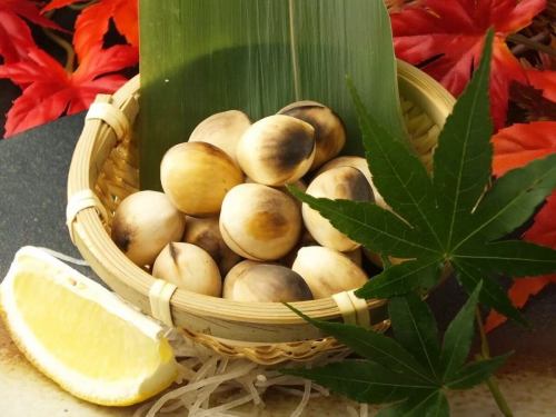 .
友禅和紙が灯る上質な和の空間で、 
心ほどけるお食事をお楽しみください🌿 
【虎てつ田町店 -KOTETSU-】 @kotetsu.tamachiten 

書道家による掛け軸や装飾が並ぶ店内は、国内外のゲストから高い評価🇯🇵✈️ 
全席個室でのご案内のため、会話を大切にできるひとときをお過ごしいただけます。 

名物「しょうが香る黄金スープしゃぶ」は、 
鰹と昆布の深い旨味に、生姜がふわっと香る特製スープ🍲 
和紙鍋で仕上げることで食材の旨味をしっかり閉じ込めます。 

全国47都道府県から選び抜いた日本酒は、 
旬鮮魚との相性も抜群🐟🍶 
“Wagyu Beef Sukiyaki Style Shabu Shabu” など、 
海外のお客様にも愛されるメニューをご用意しております。 

─────────────── 
《店舗情報》 
📍東京都港区芝浦3-6-8 TOKIビル5F 
🕐11:30-15:00 / 16:00-24:00 
🚃田町駅 徒歩3分 
※土日祝は要予約 

#虎てつ田町店 
#田町ディナー 
#和紙しゃぶ 
#港区居酒屋 
#接待におすすめ 
#日本酒飲み放題 
#tokyofoodie 
#shabushabu 
#wagyu 
#eel 
#tokyorestaurant 
#japanesedining 
#sakepairing 
#japanesefoodlover