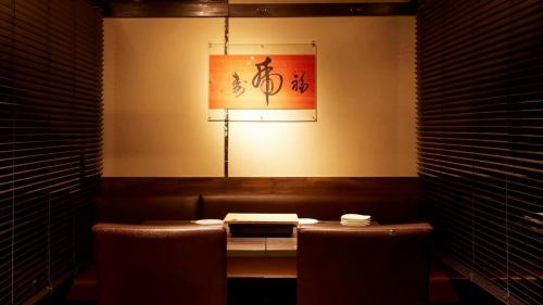 .
友禅和紙と書の温もりが広がる、静かで上品な和の空間✨ 
【虎てつ田町店（-KOTETSU-）】 @kotetsu.tamachiten 

全席個室で、時間を忘れてくつろげる大人の食事処。 
少人数の会食から大人数での宴席まで対応可能です。 

名物「しょうが香る黄金スープしゃぶ」は、 
生姜の香りとだしの旨味が調和する温かな味わい🍲 
冬は身体ぽかぽか、夏はすっきりと整う、通年愛される逸品です。 

全国各地から届く鮮魚のお造りや海鮮しゃぶ、 
47都道府県の日本酒とのペアリングは至福の時間🐟🍶 
外国の方にも好評の「Wagyu Beef Sukiyaki Style Shabu Shabu」もおすすめ。 

─────────────── 
《店舗情報》 
📍東京都港区芝浦3-6-8 TOKIビル5F 
🕐昼 11:30〜15:00 / 夜 16:00〜24:00 
※土日祝は要予約 
🚃田町駅 徒歩3分 

#虎てつ田町店 
#田町ディナー 
#和紙しゃぶ 
#黄金スープしゃぶ 
#日本酒飲み放題 
#港区グルメ 
#wagyu 
#eel 
#shabushabu 
#tokyoizakaya 
#tokyofood 
#tokyodining 
#japanesefood 
#japanesecuisine 
#tokyofoodie 
#japanesefoodlover