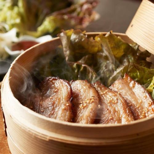 .
和紙が揺らめく灯りに包まれ、ゆったりと過ごせる和の個室空間。 
【虎てつ田町店（-KOTETSU-）】 @kotetsu.tamachiten 

落ち着いた上質な雰囲気は、会食・接待・記念日など 
大切なシーンにも最適です🎉 

おすすめは名物「しょうが香る黄金スープしゃぶ」🍲 
濃厚な出汁と生姜が合わさる香りは、一口ごとに身体がほどける優しさ。 
海鮮・お肉どちらも旨味が引き立つ、当店自慢の鍋です。 

また、日本全国から集めた日本酒は常時多数。 
旬の鮮魚との相性も格別🐟🍶 
海外のお客様からも愛される 
「Wagyu Beef Sukiyaki Style Shabu Shabu」と「Eel」も人気です。 

─────────────── 
《店舗情報》 
📍東京都港区芝浦3-6-8 TOKIビル5F 
🕐昼 11:30〜15:00 / 夜 16:00〜24:00 
🚃JR田町駅 徒歩3分 
🚈三田駅 徒歩6分 
※土日祝は要予約 

#虎てつ田町店 
#田町グルメ 
#全席個室 
#黄金スープしゃぶ 
#和紙しゃぶ 
#日本酒好き 
#tokyofoodie 
#tokyoizakaya 
#tokyodining 
#wagyu 
#eel 
#shabushabu 
#tokyorestaurant 
#japanesecuisine 
#japanesefoodlover