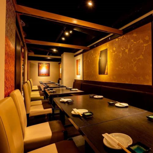 .
日本美學與時令風味的完美融合
[KOTETSU 田町店 -KOTETSU-] @kotetsu.tamachiten

這個精緻的空間，以友禪和紙和書法為特色，
一個充滿日式風情，深受國際遊客喜愛的地方。
所有座位均為私人私人房間，讓您盡情享受輕鬆時光。

特色菜“薑香金湯涮鍋”
用兩種鰹魚、海帶湯和生薑製成，味道濃鬱。
用和紙鍋烹飪可以溫和地激發食材的香味。

來自韓國全部47個都道府縣的清酒與新鮮海鮮搭配，味道絕佳🐟🍶
請品嚐我們的「和牛壽喜燒涮涮鍋」。

────────────────
商店資訊
📍東京都港區芝浦3-6-8 TOKI大樓5樓
🕐11:30-15:00 / 16:00-24:00
🚃 從田町站步行3分鐘即可到達
週末及假日需提前預約

#虎鐵田町店
#Tamachi日式料理
#和紙涮鍋
#所有座位均為私人座位
#港區美食
#清酒搭配
#wagyu
#eel
#tokyofoodie
#tokyorestaurant
#shabushabu
#japanesecuisine
#japanesefoodlover