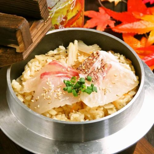 .
우젠 일본 종이가 등불에 반짝이는, 일본의 편안함이 펼쳐지는 개인실 공간.
【토라테츠다마치점(-KOTETSU-)】 @kotetsu.tamachiten

점내에는 서예가의 걸이 축이나 장식이 늘어서,
일본의 전통미를 느낄 수 있는 차분한 분위기✨
해외 게스트로부터도 「일본다운」이라고 인기의 가게 만들기입니다🇯🇵✈️

명물 「생강이 향기나는 황금 수프 샤브」는,
2종의 가다랭이와 다시마 국물에 생강과 향신료를 더한 특제 수프🍲
신체가 부드럽게 따뜻해져 소재의 맛이 두드러지는 깊은 맛.
겨울은 따끈따끈, 여름은 면역력 업에도 기쁜 일품입니다💪

제철 생선은 전국의 어항에서 매일 직송🐟
47 도도부현의 일본술과 함께 계절의 맛을 즐길 수 있습니다 🍶
"Wagyu Beef Sukiyaki Style Shabu Shabu"나 "Eel"도 외국인 고객에게 인기.

────────────────
《점포 정보》
📍 도쿄도 미나토구 시바우라 3-6-8 TOKI 빌딩 5F
🕐11:30~15:00 / 16:00~24:00
🚃田町駅 도보 3 분
※토, 일, 공휴일은 예약 필요

#호랑이
#타마치
#일본
#전석개인실
#황금스프
#도쿄
#일본술
#wagyu
#eel
#shabushabu
#tokyofoodie
#tokyorestaurant
#japanesecuisine
#japanesedining
#sakepairing