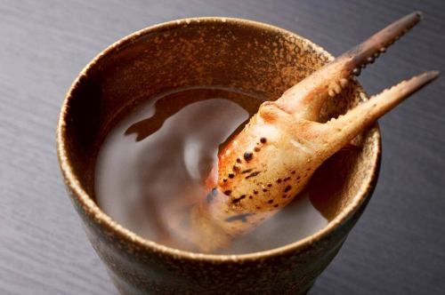 .
조용히 켜지는 일본 종이의 빛이 맞이하는, 어른의 은신처.
【토라테츠다마치점 -KOTETSU-】 @kotetsu.tamachiten

전석 개인실에서 차분하고 식사를 즐길 수 있는 고급 공간을 준비하고 있습니다✨
소수의 식사에서 접대, 소중한 회식에도 최적입니다.

명물 「생강이 향기나는 황금 수프 샤브」는,
일본 종이로 싸인 냄비로 정성스럽게 완성하는 특별한 샤브샤브🍲
가다랭이와 다시마의 맛에 생강이 은은하게 퍼져, 마음과 신체가 따뜻해지는 맛.

또, 전국으로부터 닿는 제철 생선의 회와 해물 샤브,
47도도부현의 일본술 등 술 좋아하게 기쁜 라인업🍶
외국에서도 높은 평가를 받는 「Wagyu」나 「Eel」도 추천입니다.

────────────────
《점포 정보》
📍 도쿄도 미나토구 시바우라 3-6-8 TOKI 빌딩 5F
🚃田町駅 도보 3 분
🕐낮 11:30-15:00 / 밤 16:00-24:00
※토, 일, 공휴일은 예약 필요

#호랑이
#타마치
#화이트샤브
#황금스프
#일본술을 좋아하는 사람과 연결하고 싶다
#미나토구
#tokyofood
#wagyu
#eel
#shabushabu
#japanesedining
#tokyoizakaya
#tokyorestaurant
#tokyofoodie
#japanesefoodlover