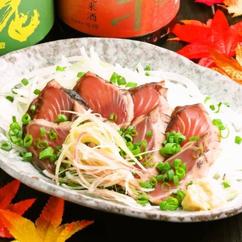 .
友禅和紙が灯りを優しく包む、和の趣あふれる個室空間。 
【虎てつ田町店（-KOTETSU-）】 @kotetsu.tamachiten 

書道家の掛け軸や細やかな和装飾が彩る店内は、 
国内外のお客様から高い評価をいただいております✨ 
全席個室のため、周囲を気にせずゆったり過ごせる安心感も魅力です。 

名物「しょうが香る黄金スープしゃぶ」は、 
鰹と昆布の濃厚だしに生姜が香る特製スープ🍲 
和紙鍋で煮立つ湯気が素材をふんわり包み込み、 
肉や海鮮の旨味が引き立つ贅沢な逸品。 
夏の免疫力アップにも嬉しいスープです💪 

全国47都道府県の日本酒を揃え、 
全国の漁港から届く旬鮮魚と相性抜群🐟🍶 
"Wagyu Beef Sukiyaki Style Shabu Shabu" は海外ゲストにも人気の味わい。 

─────────────── 
《店舗情報》 
📍東京都港区芝浦3-6-8 TOKIビル5F 
🚃田町駅 徒歩3分 
🚈三田駅 徒歩6分 
🕐11:30〜15:00 / 16:00〜24:00 
※土日祝は要予約 

#虎てつ田町店 
#田町ディナー 
#和紙しゃぶ 
#港区グルメ 
#個室和食 
#黄金スープしゃぶ 
#wagyu 
#eel 
#tokyofood 
#tokyorestaurant 
#shabushabu 
#japanesedining 
#sakepairing 
#japanesefoodlover 
#tokyofoodie