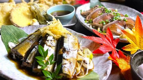 .
和紙と書が織り成す、伝統美あふれる和の個室空間。 
【虎てつ田町店（-KOTETSU-）】 @kotetsu.tamachiten 

友禅和紙の柔らかい光の中、 
静かに食事を楽しめる落ち着いた雰囲気✨ 
海外のお客様にも“日本らしい”と評価をいただいています🇯🇵✈️ 

名物「しょうが香る黄金スープしゃぶ」は、 
2種の鰹と昆布のだしが生姜の香りと合わさる深い味わい🍲 
和紙鍋でゆっくり火を通すことで、素材の旨味が最大限に引き立ちます。 

旬の鮮魚と47都道府県の日本酒が揃い、 
お料理とお酒のマリアージュを楽しめるのも魅力🍶🐟 
海外人気メニュー “Wagyu Beef Sukiyaki Style Shabu Shabu” や “Eel” も提供しています。 

─────────────── 
《店舗情報》 
📍東京都港区芝浦3-6-8 TOKIビル5F 
🕐11:30〜15:00 / 16:00〜24:00 
🚃田町駅 徒歩3分 
※土日祝は要予約 

#虎てつ田町店 
#田町和食 
#黄金スープしゃぶ 
#全席個室 
#東京グルメ 
#日本酒ペアリング 
#shabushabu 
#wagyu 
#eel 
#tokyofoodie 
#japanesecuisine 
#tokyorestaurant 
#japanesefoodlover 
#tokyodining