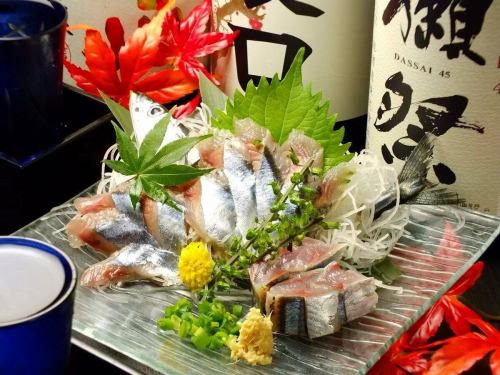 .
일본 종이가 켜지는 섬세한 빛과 책의 존재감이 융합하는 마음 촉촉한 일본의 특별 공간.
【토라테츠다마치점(-KOTETSU-)】 @kotetsu.tamachiten
일상에서 한 걸음 떨어진 것 같은 평온함이 가득한 점내는,
차분한 시간을 보내고 싶은 성인 고객에게 계속 선택되고 있습니다.
해외 고객도 매료하는 일본 문화가 숨쉬는 공간입니다.
명물《생강이 향기나는 황금 수프 샤브》는,
두 종류의 가다랭이와 다시마의 맛에 생강이 다가오는,
마음 따뜻한 엄선한 수프 🍲
일본 종이 냄비로 정중하게 마무리함으로써,
통통한 맛이 태어납니다.
제철 생선과 전국 각지의 술과 함께,
마음을 사로잡는 호화로운 밤을 즐기세요 🍶🐟
────────────────
《점포 정보》
📍 도쿄도 미나토구 시바우라 3-6-8 TOKI 빌딩 5F
🕐11:30~15:00 / 16:00~24:00
🚃田町駅 도보 3 분
※토, 일, 공휴일은 예약 필요
────────────────
#호랑이
#타마치
#미타
#일본 종이샤브
#황금국
#일본술페어링
#생선어
#미나토구
#개인실화공간
#샤브샤브