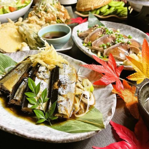 .
조용히 빛나는 일본 종이의 빛과 서예의 힘이 공명하는 고아한 일본의 개인실 공간.
【토라테츠다마치점(-KOTETSU-)】 @kotetsu.tamachiten
일본의 전통미를 느끼는 설비는
어딘가 그리워, 그리고 마음이 차분한 따뜻한 분위기.
일 끝의 한잔이나 특별한 식사에도 딱 맞는 공간입니다.
명물《생강이 향기나는 황금 수프 샤브》는,
황금빛의 진한 국물에 생강이 향기나는, 몸 기뻐하는 맛 🍲
일본 종이 냄비로 열을 부드럽게 통과시키기 위해,
맛이 부드럽게 퍼져 소재의 매력이 두드러집니다.
풍부하게 갖추어진 일본술은 47도도부현 모두에서 엄선.
제철 해산물과의 조합이 만들어내는 깊은 맛을
천천히 즐기세요 🍶🐟
────────────────
《점포 정보》
📍 도쿄도 미나토구 시바우라 3-6-8 TOKI 빌딩 5F
🕐11:30~15:00 / 16:00~24:00
🚃田町駅 도보 3 분
※토, 일, 공휴일은 예약 필요
────────────────
#호랑이
#타마치
#미타
#우젠일본
#황금스프
#니혼슈
#생선어
#개인실화공간
#미나토구
#도쿄일식