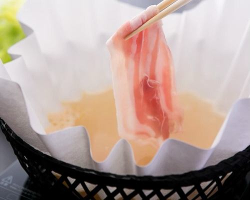 .
和紙のやわらかな灯りと、書の美しさが静かに調和する上質な個室空間。
【虎てつ田町店(-KOTETSU-)】 @kotetsu.tamachiten
友禅和紙に包まれた店内は、
落ち着いた雰囲気の中で食事を楽しめる大人の和空間。
全席個室のため、周りを気にせずゆったりとお過ごしいただけます。
名物《しょうが香る黄金スープしゃぶ》は、
鰹と昆布の旨味に生姜を重ねた滋味深い味わい🍲
和紙鍋が素材の旨味を逃さず、
肉や魚介をやさしく引き立てます。
全国47都道府県の日本酒と旬鮮魚を合わせ、
心落ち着く和の時間をご堪能ください🍶🐟
───────────────
《店舗情報》
📍東京都港区芝浦3-6-8 TOKIビル5F
🕐11:30〜15:00 / 16:00〜24:00
🚃田町駅 徒歩3分
※土日祝は要予約
───────────────
#虎てつ田町店
#和紙しゃぶ
#黄金スープ
#田町グルメ
#三田グルメ
#個室和食
#旬鮮魚
#日本酒好き
#港区ディナー