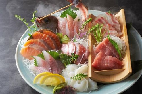 .
和紙の灯りがやさしく広がり、書の美が静かに息づく個室空間。
【虎てつ田町店(-KOTETSU-)】 @kotetsu.tamachiten
友禅和紙に包まれた店内は、落ち着きと温もりが調和した和の設え。
都会の喧騒を忘れ、ゆったりと食事を楽しめる空間です。
名物《しょうが香る黄金スープしゃぶ》は、
鰹と昆布の旨味に生姜の香りを重ねた滋味深い味わい🍲
和紙鍋で仕上げることで、肉や魚介の旨味をやさしく引き出します。
全国47都道府県の日本酒と旬鮮魚の組み合わせも魅力。
落ち着いた個室で、上質な和の時間をお過ごしください🍶🐟
───────────────
《店舗情報》
📍東京都港区芝浦3-6-8 TOKIビル5F
🕐11:30〜15:00 / 16:00〜24:00
🚃田町駅 徒歩3分
※土日祝は要予約
───────────────
#虎てつ田町店
#和紙しゃぶ
#黄金スープ
#田町グルメ
#三田グルメ
#個室和食
#旬鮮魚
#日本酒好き
#港区ディナー