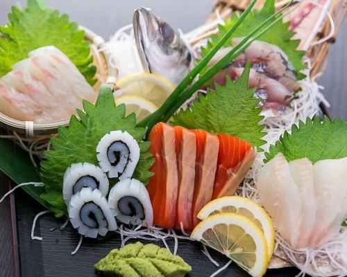 .
和紙の灯りがふわりとゆらぎ、書の余白に静寂が宿る贅沢な和の個室時間。
【虎てつ田町店(-KOTETSU-)】 @kotetsu.tamachiten
友禅和紙を施した室内は、
どこか懐かしさを感じつつ、都会とは思えない落ち着きに満ちた空間。
接待や会食、特別な食事にも選ばれる理由がここにあります。
名物《しょうが香る黄金スープしゃぶ》は、
鰹と昆布の出汁に生姜を合わせた深い味わい🍲
和紙鍋が素材の良さを優しく包み込み、旨味をより引き出します。
旬鮮魚や全国47都道府県の日本酒とともに、
和の美しさと味わいを堪能できる特別な夜をどうぞ🍶🐟
───────────────
《店舗情報》
📍東京都港区芝浦3-6-8 TOKIビル5F
🕐11:30〜15:00 / 16:00〜24:00
🚃田町駅 徒歩3分
※土日祝は要予約
───────────────
#虎てつ田町店
#田町ディナー
#和紙しゃぶ
#黄金スープしゃぶ
#和食好き
#日本酒ペアリング
#三田ごはん
#港区グルメ
#鮮魚料理
#個室完備