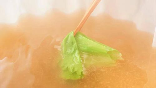 .
書の気配がそっと漂い、和紙の灯りが優しく揺れる大人の隠れ家空間。
【虎てつ田町店(-KOTETSU-)】 @kotetsu.tamachiten
落ち着いた色彩と静けさに満ちた店内は、
心が自然と整っていくような癒しの時間を届けてくれます。
海外のお客様にも“本物の和を感じられる”と好評の佇まいです。
名物《しょうが香る黄金スープしゃぶ》は、
鰹と昆布の旨味に生姜を合わせた滋味深い味わい🍲
和紙鍋で煮立てることでふくよかな香りと旨味が広がります。
日本全国から取り寄せた日本酒と旬の鮮魚との組み合わせは唯一無二。
贅沢で心ほどけるひとときをお楽しみください🍶🐟
───────────────
《店舗情報》
📍東京都港区芝浦3-6-8 TOKIビル5F
🕐11:30〜15:00 / 16:00〜24:00
🚃田町駅 徒歩3分
※土日祝は要予約
───────────────
#虎てつ田町店
#田町ディナー
#三田居酒屋
#和紙しゃぶ
#黄金スープしゃぶ
#日本酒ペアリング
#鮮魚料理
#港区和食
#個室完備
#東京グルメ