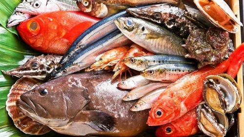 .
和紙の光が穏やかに揺れ、書の美しさが空間に溶け込む和の個室。 
【虎てつ田町店（-KOTETSU-）】 @kotetsu.tamachiten

友禅和紙で彩られた店内は、 
都会の喧騒を忘れさせてくれる落ち着いた雰囲気。 
全席個室のため、ゆっくりと料理と会話を楽しめます。

名物《しょうが香る黄金スープしゃぶ》は、 
鰹と昆布の旨味に生姜を合わせた奥深い味わい🍲 
和紙鍋が素材の持ち味をやさしく引き出します。

旬鮮魚と全国の日本酒とともに、 
心ほどける和のひとときをお過ごしください🍶🐟

───────────────
《店舗情報》
📍東京都港区芝浦3-6-8 TOKIビル5F
🕐11:30〜15:00 / 16:00〜24:00
🚃田町駅 徒歩3分
※土日祝は要予約
───────────────

#虎てつ田町店
#和紙しゃぶ
#黄金スープ
#田町グルメ
#三田グルメ