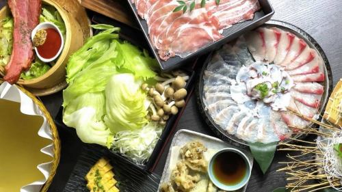 .
和紙の陰影が美しく、書の余白が心を落ち着かせる和の個室空間。 
【虎てつ田町店（-KOTETSU-）】 @kotetsu.tamachiten

友禅和紙で統一された店内は、 
海外のお客様にも好評の日本らしい佇まい。 
静かな時間が流れる、特別感ある和空間です。

名物《しょうが香る黄金スープしゃぶ》は、 
生姜の香りがふわりと広がる深い味わい🍲 
和紙鍋ならではのやさしい火入れが特徴。

全国各地の日本酒と旬鮮魚とともに、 
和の美味しさをご堪能ください🍶🐟

───────────────
《店舗情報》
📍東京都港区芝浦3-6-8 TOKIビル5F
🕐11:30〜15:00 / 16:00〜24:00
🚃田町駅 徒歩3分
※土日祝は要予約
───────────────

#虎てつ田町店
#和空間
#個室完備
#黄金スープ
#和紙しゃぶ