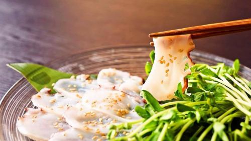 .
일본 종이의 음영이 아름답고, 책의 여백이 마음을 조용히 정돈하는 일본의 개인실.
【토라테츠다마치점(-KOTETSU-)】 @kotetsu.tamachiten
우젠 일본 종이로 통일 된 점내는,
일본인 듯한 정취를 느낄 수 있는 차분한 모습.
해외 고객으로부터도 높은 평가를 받고 있습니다.
명물《생강이 향기나는 황금 수프 샤브》는,
생강의 향기가 부드럽게 퍼지는 맛있는 맛 🍲
일본 종이 냄비로 마무리하여,
소재 본래의 맛이 더 두드러집니다.
전국 각지의 술과 제철 생선으로,
일본의 매력을 마음껏 즐기세요🍶🐟
────────────────
《점포 정보》
📍 도쿄도 미나토구 시바우라 3-6-8 TOKI 빌딩 5F
🕐11:30~15:00 / 16:00~24:00
🚃田町駅 도보 3 분
※토, 일, 공휴일은 예약 필요
────────────────
#호랑이
#일본공간
#개인실
#화이트샤브
#황금국