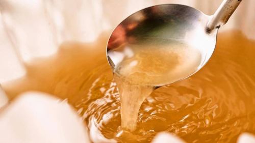 .
일본 종이의 부드러운 등불과 책의 아름다움이 녹아 차분한 개인실 공간.
【토라테츠다마치점(-KOTETSU-)】 @kotetsu.tamachiten
우젠 일본 종이에 물들인 점내는,
도시에 있으면서도 일본의 평온함을 느낄 수 있는 상질의 공간.
전석 개인실 때문에 느긋하게 식사 시간을 즐길 수 있습니다.
명물《생강이 향기나는 황금 수프 샤브》는,
가다랭이와 다시마의 맛에 생강의 향기를 거듭한 특제 수프🍲
일본 종이 냄비가 소재의 맛을 돋보이게,
신체에 부드럽게 스며드는 맛입니다.
제철 생선과 전국 47 도도부현의 일본술과 함께,
마음이 차분한 일본의 한때를 보내세요 🍶🐟
────────────────
《점포 정보》
📍 도쿄도 미나토구 시바우라 3-6-8 TOKI 빌딩 5F
🕐11:30~15:00 / 16:00~24:00
🚃田町駅 도보 3 분
※토, 일, 공휴일은 예약 필요
────────────────
#호랑이
#화이트샤브
#황금국
#타마치
#미타