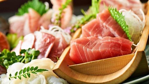 .
和紙の温もりと書の美しさが調和する、心落ち着く和の個室空間。 
【虎てつ田町店（-KOTETSU-）】 @kotetsu.tamachiten

静かな和の設えが、 
日常を忘れさせるゆったりとした時間を演出します。 
少人数から大人数まで対応可能な全席個室です。

名物《しょうが香る黄金スープしゃぶ》は、 
出汁のコクと生姜の香りが重なる奥深い味わい🍲 
和紙鍋が素材の良さをやさしく引き立てます。

全国47都道府県の日本酒とともに、 
上質な和の夜をお楽しみください🍶🐟

───────────────
《店舗情報》
📍東京都港区芝浦3-6-8 TOKIビル5F 
🕐11:30〜15:00 / 16:00〜24:00 
🚃田町駅 徒歩3分 
※土日祝は要予約 
───────────────

#虎てつ田町店
#田町おすすめ
#三田おすすめ
#しゃぶしゃぶ専門店
#黄金スープ