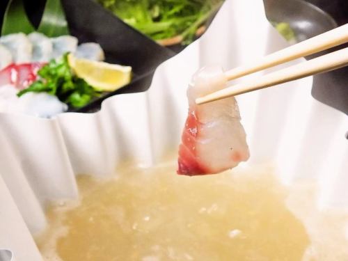 .
和紙の灯りが穏やかに広がり、書の美が静かに寄り添う和の個室空間。 
【虎てつ田町店（-KOTETSU-）】 @kotetsu.tamachiten

友禅和紙に彩られた店内は、 
落ち着きの中に品のある和の趣が漂います。 
全席個室で、ゆったりとした時間をお過ごしいただけます。

名物《しょうが香る黄金スープしゃぶ》は、 
鰹と昆布の旨味に生姜を合わせた奥深い味わい🍲 
和紙鍋が素材の美味しさをやさしく引き出します。

旬鮮魚と全国の日本酒とともに、 
心ほどける和のひとときをお楽しみください🍶🐟

───────────────
《店舗情報》
📍東京都港区芝浦3-6-8 TOKIビル5F
🕐11:30〜15:00 / 16:00〜24:00
🚃田町駅 徒歩3分
※土日祝は要予約
───────────────

#虎てつ田町店
#和紙しゃぶ
#黄金スープ
#田町グルメ
#三田グルメ