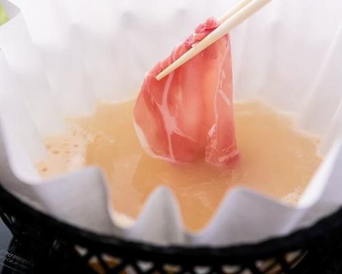 .
柔和的日式纸张光芒笼罩着整个空间，书法之美在这间日式私人房间里静静地闪耀。
[KOTETSU 田町店 (-KOTETSU-)] @kotetsu.tamachiten

店铺内部装饰以友禅和纸为主。
外观品质上乘，兼具沉稳与优雅。
所有座位均为私人座位，您可以放松身心，尽情享受时光。

特色菜“姜香黄金汤涮涮锅”
口感丰富营养，融合了鲣鱼和海带的鲜味以及生姜的辛香。
和纸锅能温和地带出食材的香味。

除了新鲜的时令鱼类和来自日本全国47个都道府县的清酒外，
请尽情享受轻松惬意的日式氛围。

────────────────
商店信息
📍东京都港区芝浦3-6-8 TOKI大厦5楼
🕐11:30〜15:00 / 16:00〜24:00
🚃 从田町站步行3分钟即可到达
周末及节假日需提前预约
────────────────

#虎铁田町店
#和纸涮锅
#黄金汤
#田町美食
#Mita Gourmet