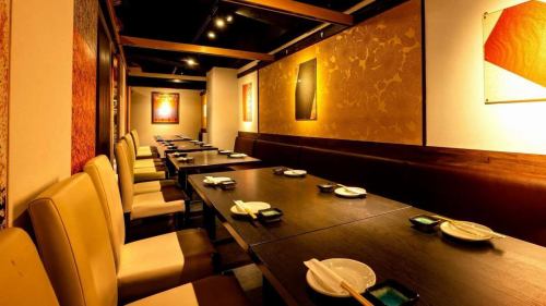 .
日式纸张的阴影和书法留白营造出宁静的日式私人空间，使你的心灵得以平静。
[KOTETSU 田町店 (-KOTETSU-)] @kotetsu.tamachiten

店铺内部装饰统一采用了友禅和纸。
一个散发着日式温暖与优雅气息的空间。
它也受到了海外客户的好评。

特色菜“姜香黄金汤涮涮锅”
味道浓郁，带有淡淡的姜香。
用和纸锅烹制这道菜，能更好地激发食材的天然风味。

品尝来自全国各地的清酒和新鲜的时令鱼类。
请尽情享受日本文化的魅力吧🍶🐟

────────────────
商店信息
📍东京都港区芝浦3-6-8 TOKI大厦5楼
🕐11:30〜15:00 / 16:00〜24:00
🚃 从田町站步行3分钟即可到达
周末及节假日需提前预约
────────────────

#虎铁田町店
#日本太空
提供私人房间
#和纸涮锅
#黄金汤