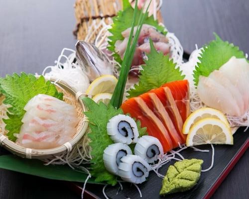 .
A quiet private space where you will be greeted by the dignified presence of calligraphy and the warmth of washi paper.
[KOTETSU Tamachi Store (-KOTETSU-)] @kotetsu.tamachiten

Surrounded by traditional Japanese beauty,
A calm atmosphere that will make you forget the hustle and bustle of the city.
All seats are private rooms, making it a great choice for business dinners and other important occasions.

The specialty "Ginger-scented Golden Soup Shabu"
A dish with golden dashi and the aroma of ginger.
The gentle texture that is unique to washi pots is appealing.

Combine fresh seasonal fish with sake,
Enjoy a high-quality Japanese evening 🍶🐟

───────────────
Store Information
📍TOKI Building 5F, 3-6-8 Shibaura, Minato-ku, Tokyo
🕐11:30〜15:00 / 16:00〜24:00
🚃 3-minute walk from Tamachi Station
*Reservations required on weekends and holidays
───────────────

#ToraTetsu Tamachi store
#TamachiDinner
#Japanese private room
#Sake lovers
#Mita Gourmet