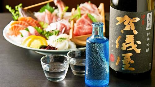 .
The shadows of the Japanese paper and the white space of the calligraphy create a Japanese private room that calms the mind.
[KOTETSU Tamachi Store (-KOTETSU-)] @kotetsu.tamachiten

The interior of the store is unified with Yuzen washi paper,
The atmosphere exudes a Japanese charm and warmth.
This Japanese space is also popular with overseas guests.

The specialty "Ginger-scented Golden Soup Shabu"
A deep flavor with a soft ginger aroma.
Finishing the dish in a washi paper pot brings out the natural flavor of the ingredients.

Enjoy sake from all over the country and fresh seasonal fish.
Please enjoy the charm of Japanese culture to the fullest 🍶🐟

───────────────
Store Information
📍TOKI Building 5F, 3-6-8 Shibaura, Minato-ku, Tokyo
🕐11:30〜15:00 / 16:00〜24:00
🚃 3-minute walk from Tamachi Station
*Reservations required on weekends and holidays
───────────────

#ToraTetsu Tamachi store
#Japanese space
#Washi Shabu
#Fresh seasonal fish
#Tamachi Izakaya