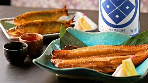 .
A private Japanese space where the gentle light of washi paper spreads and the beauty of calligraphy quietly resides.
[KOTETSU Tamachi Store (-KOTETSU-)] @kotetsu.tamachiten

The interior of the store is decorated with Yuzen washi paper,
A high-quality Japanese setting with a calming atmosphere.
All seats are private, so you can enjoy your meal without worrying about those around you.

The specialty "Ginger-scented Golden Soup Shabu"
A rich and nutritious taste that combines the umami of bonito and kelp with ginger.
The washi paper pot gently brings out the deliciousness of the ingredients.

Along with fresh seasonal fish and sake from all over Japan,
Please spend a relaxing time in peace 🍶🐟

───────────────
Store Information
📍TOKI Building 5F, 3-6-8 Shibaura, Minato-ku, Tokyo
🕐11:30〜15:00 / 16:00〜24:00
🚃 3-minute walk from Tamachi Station
*Reservations required on weekends and holidays
───────────────

#ToraTetsu Tamachi store
#Washi Shabu
#Golden soup
#Tamachi Gourmet
#Mita Gourmet