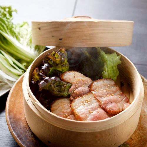 .
A private space enveloped in tranquility, where you will be greeted by the warmth of Japanese paper and the beauty of calligraphy.
[KOTETSU Tamachi Store (-KOTETSU-)] @kotetsu.tamachiten

The calm Japanese atmosphere
It creates a high-quality moment that will make you forget about your daily life.
All seats are private, so you can enjoy conversation and food to your heart's content.

The specialty "Ginger-scented Golden Soup Shabu"
A delicious soup made with rich bonito and kelp stock and fragrant ginger.
It's a flavor that warms you from the inside out.

Enjoy a relaxing evening with fresh seasonal fish and sake 🍶🐟

───────────────
Store Information
📍TOKI Building 5F, 3-6-8 Shibaura, Minato-ku, Tokyo
🕐11:30〜15:00 / 16:00〜24:00
🚃 3-minute walk from Tamachi Station
*Reservations required on weekends and holidays
───────────────

#ToraTetsu Tamachi store
#Private room izakaya
#Japanese dinner
#Near Tamachi Station
#Sake and Japanese food