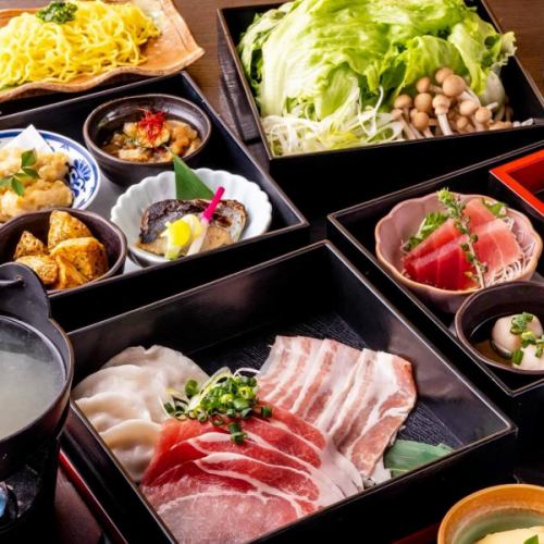 .
一间典雅的日式房间，柔和的光线透过和纸洒下，书法艺术在其中流露。
[KOTETSU 田町店 (-KOTETSU-)] @kotetsu.tamachiten

店内四周装饰着友禅和纸和书法卷轴。
一个可以体验日本文化魅力的特别空间。
您可以在私人包间内轻松愉快地享用美食。

特色菜“姜香黄金汤涮涮锅”
金黄色的汤汁完美地包裹着食材的鲜美，口感奢华。
它与当季新鲜鱼类和肉类搭配也堪称完美。

除了来自日本全国47个都道府县的清酒之外，
尽情享受美味的日本料理🍶🐟

────────────────
商店信息
📍东京都港区芝浦3-6-8 TOKI大厦5楼
🕐11:30〜15:00 / 16:00〜24:00
🚃 从田町站步行3分钟即可到达
周末及节假日需提前预约
────────────────

#虎铁田町店
#和纸涮涮锅体验
#日本成人空间
#港区晚餐
#Mita晚餐