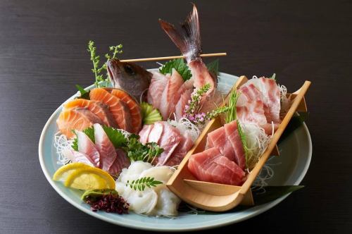 .
和纸的光芒柔和地洒满整个房间，书法作品的存在为空间增添了一种统一感。
[KOTETSU 田町店 (-KOTETSU-)] @kotetsu.tamachiten

店铺内部以友禅和纸装饰，散发着浓郁的日本美学气息。
闹市中的一片宁静绿洲。
所有座位都是私密的，因此交谈和用餐都很自然。

特色菜“姜香黄金汤涮涮锅”
姜香浓郁的金黄色特制汤底
和纸锅特有的柔和质感令人喜爱。

除了新鲜的时令鱼类和来自日本各地的清酒，
请尽情享受日式休闲时光。

────────────────
商店信息
📍东京都港区芝浦3-6-8 TOKI大厦5楼
🕐11:30〜15:00 / 16:00〜24:00
🚃 从田町站步行3分钟即可到达
周末及节假日需提前预约
────────────────

#虎铁田町店
#田町晚餐
#日式包厢
#清酒爱好者
#Mita Gourmet