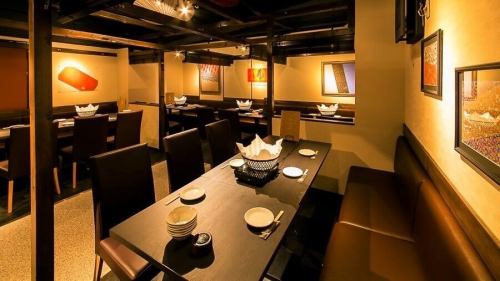 .
日式纸张的阴影和书法留白营造出宁静的日式私人空间。
[KOTETSU 田町店 (-KOTETSU-)] @kotetsu.tamachiten

店铺内部装饰统一采用了友禅和纸。
这里弥漫着日本特有的宁静与温暖。
这家日式空间也深受海外游客的喜爱。

特色菜“姜香黄金汤涮涮锅”
一道健康美味的菜肴，带有浓郁的日式高汤风味和生姜的香气。
和纸锅能更好地衬托出食材的天然风味。

享用新鲜的时令鱼类和清酒，
请您悠闲地欣赏日本文化的魅力。

────────────────
商店信息
📍东京都港区芝浦3-6-8 TOKI大厦5楼
🕐11:30〜15:00 / 16:00〜24:00
🚃 从田町站步行3分钟即可到达
周末及节假日需提前预约
────────────────

#虎铁田町店
#日本太空
#新鲜时令鱼
#和纸涮锅
#港区美食