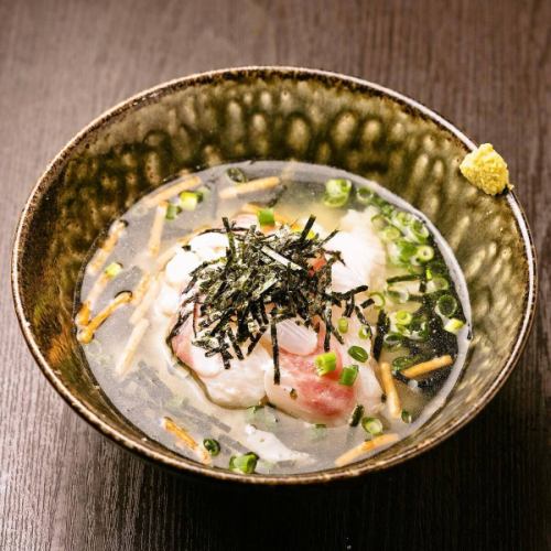 .
和紙が放つやさしい光と、書の芸術が織りなす和の空間。 
【虎てつ田町店（-KOTETSU-）】 @kotetsu.tamachiten

週末の始まりは、落ち着いた個室でゆったりと。 
友禅和紙が彩る上質なひとときをお楽しみください。

名物《しょうが香る黄金スープしゃぶ》は、 
濃厚だしと生姜の香りが広がる特製スープ🍲 
旬鮮魚との組み合わせも格別です。

全国の日本酒と旬鮮魚とともに、贅沢な夜を🍶🐟

───────────────
《店舗情報》
📍東京都港区芝浦3-6-8 TOKIビル5F 
🕐11:30〜15:00 / 16:00〜24:00 
🚃田町駅 徒歩3分 
※土日祝は要予約 
───────────────

#虎てつ田町店
#金曜ディナー
#和紙しゃぶ
#港区グルメ
#日本酒と和食