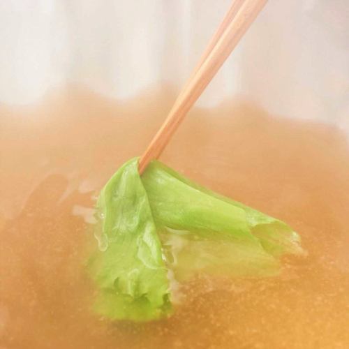 .
和紙の温もりに包まれ、書の美が映える上質なひと部屋。 
【虎てつ田町店（-KOTETSU-）】 @kotetsu.tamachiten

落ち着きある和の設えが、日常を忘れさせる時間を演出。 
全席個室で、幅広いシーンに対応可能です。

名物《しょうが香る黄金スープしゃぶ》は、 
身体の芯から温まる滋味豊かな一品🍲 
やさしく広がる生姜の香りが魅力です。

旬鮮魚と日本酒で、ゆったりとした夜を🍶🐟

───────────────
《店舗情報》
📍東京都港区芝浦3-6-8 TOKIビル5F 
🕐11:30〜15:00 / 16:00〜24:00 
🚃田町駅 徒歩3分 
※土日祝は要予約 
───────────────

#虎てつ田町店
#木曜ディナー
#個室居酒屋
#和食ディナー
#田町駅近